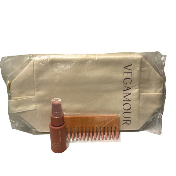 vegamour hydrate (Hydr-8)
Leave in Conditioner, comb, and Travel
Cosmetic Bag - Picture 2 of 11
